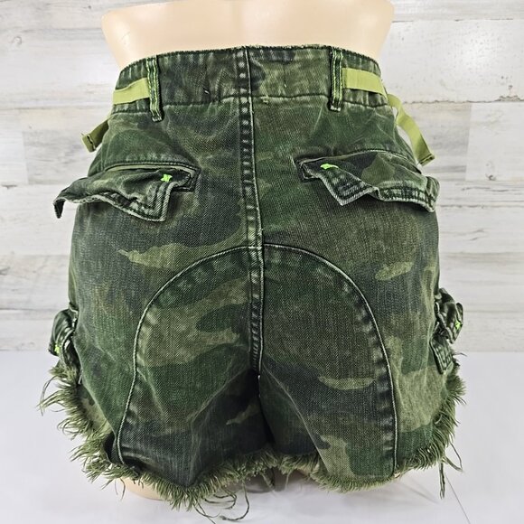 FREE PEOPLE WE THE FREE COMMANDER CAMO CARGO Cut-Off Shorts WOMEN'S SIZE 6 *EUC*
